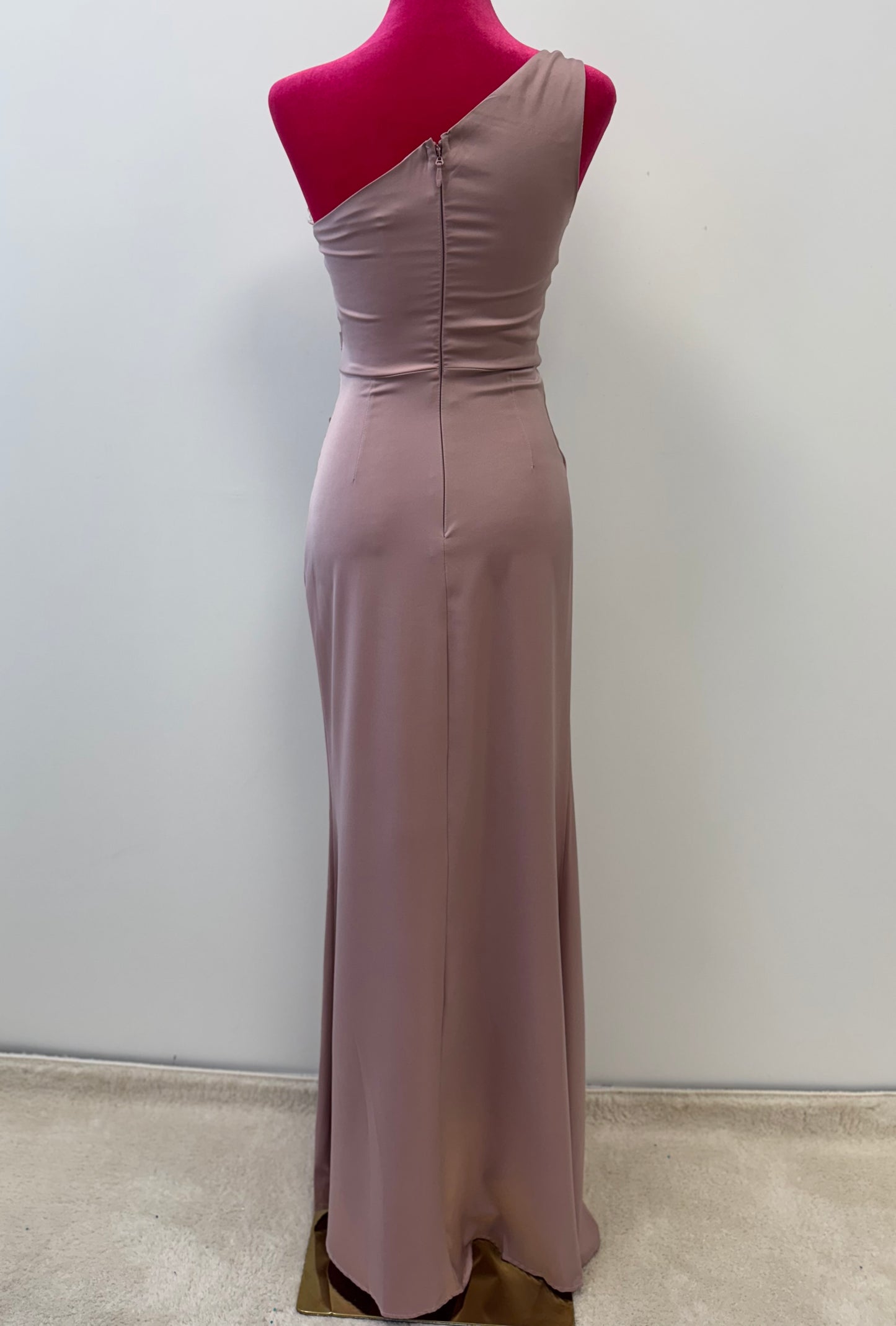 Asymmetrisches und fließendes Maxikleid mit elegantem Schlitz