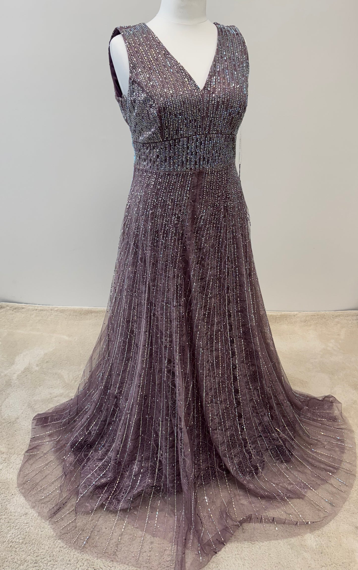 Glamouröses Maxikleid mit tiefem V-Ausschnitt und Glitzerakzenten