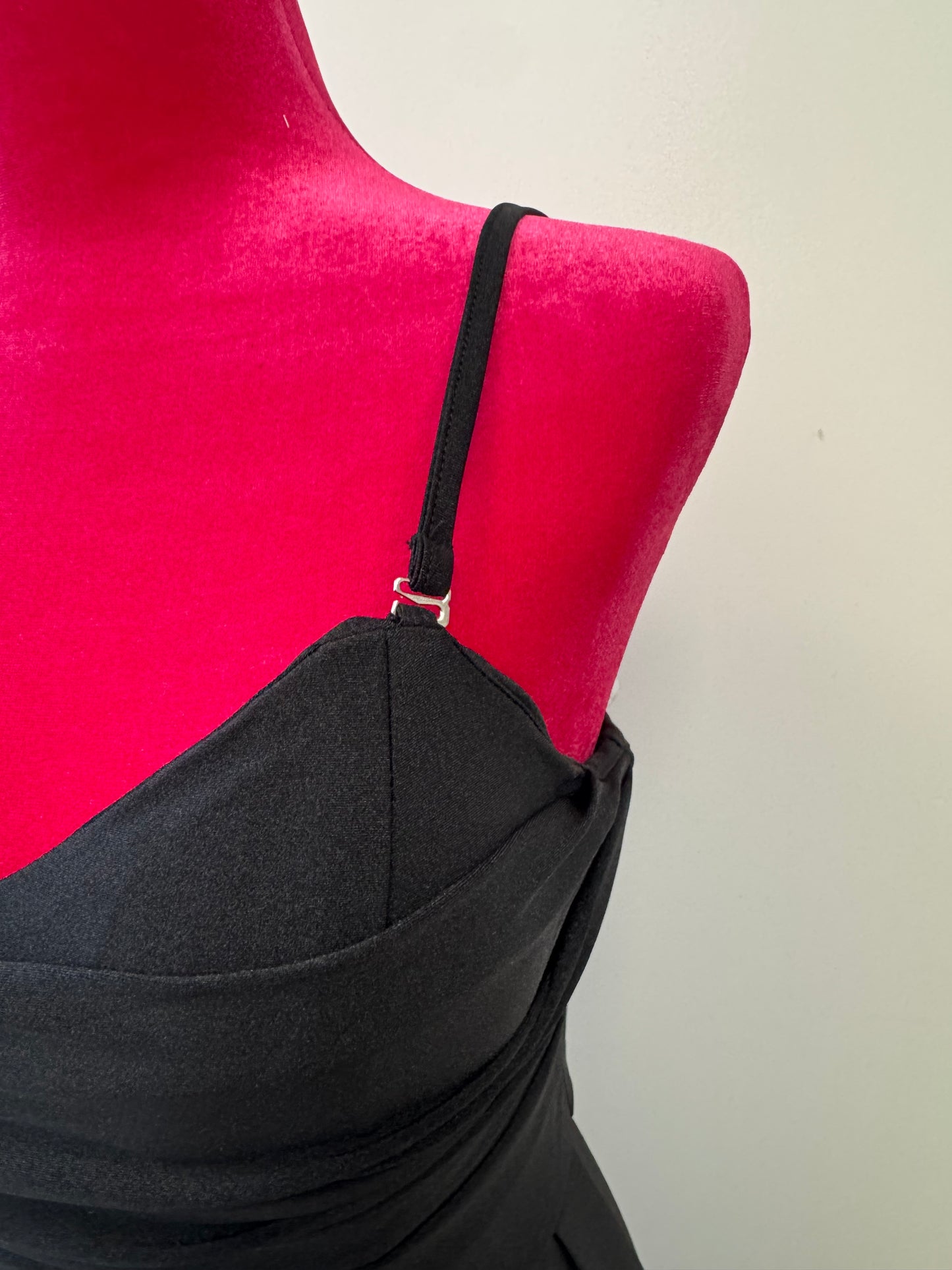 Elegantes Abendkleid aus Satin mit hohem Schlitz