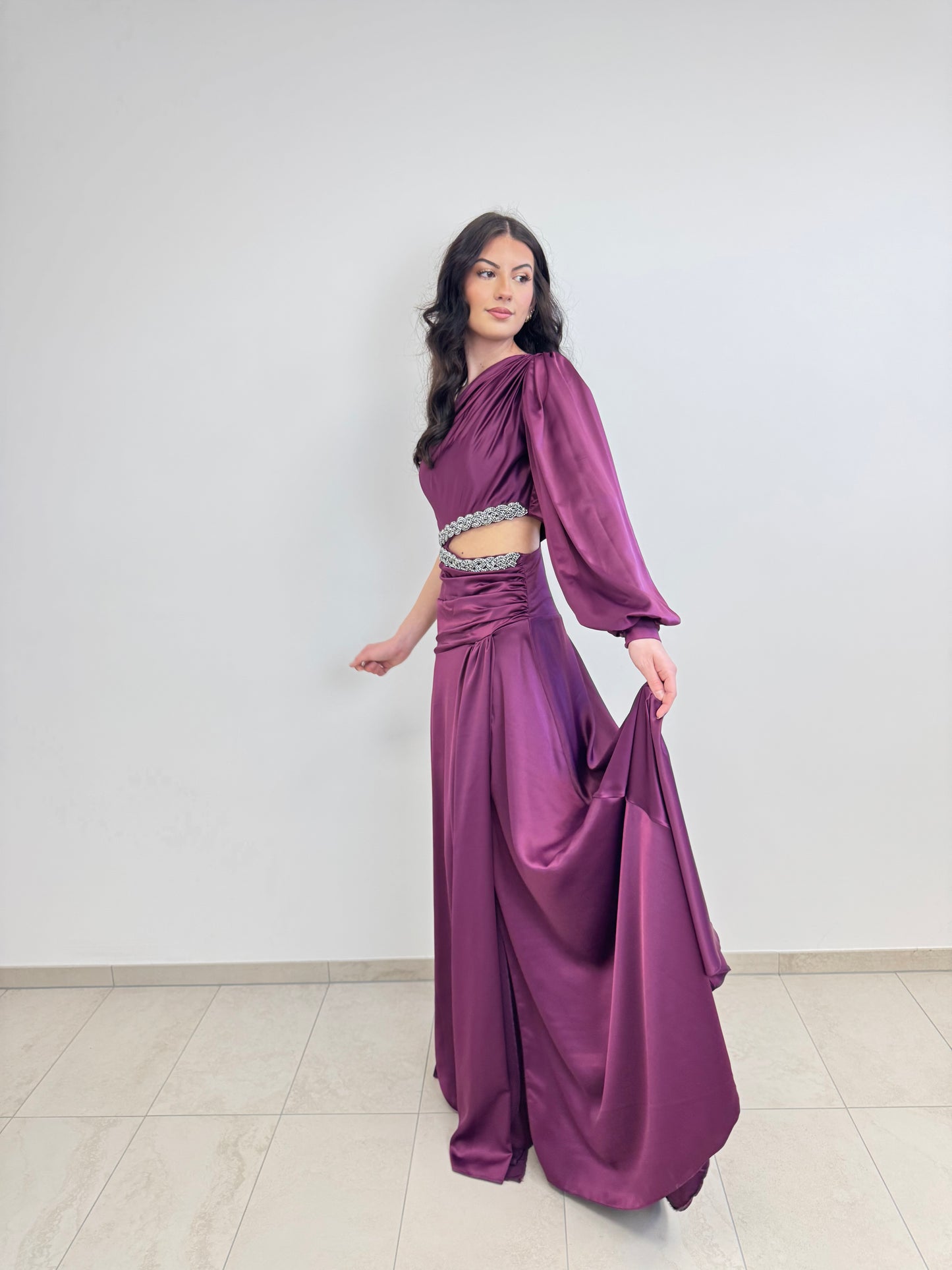 Asymmetrisches Kleid mit einem Ärmel