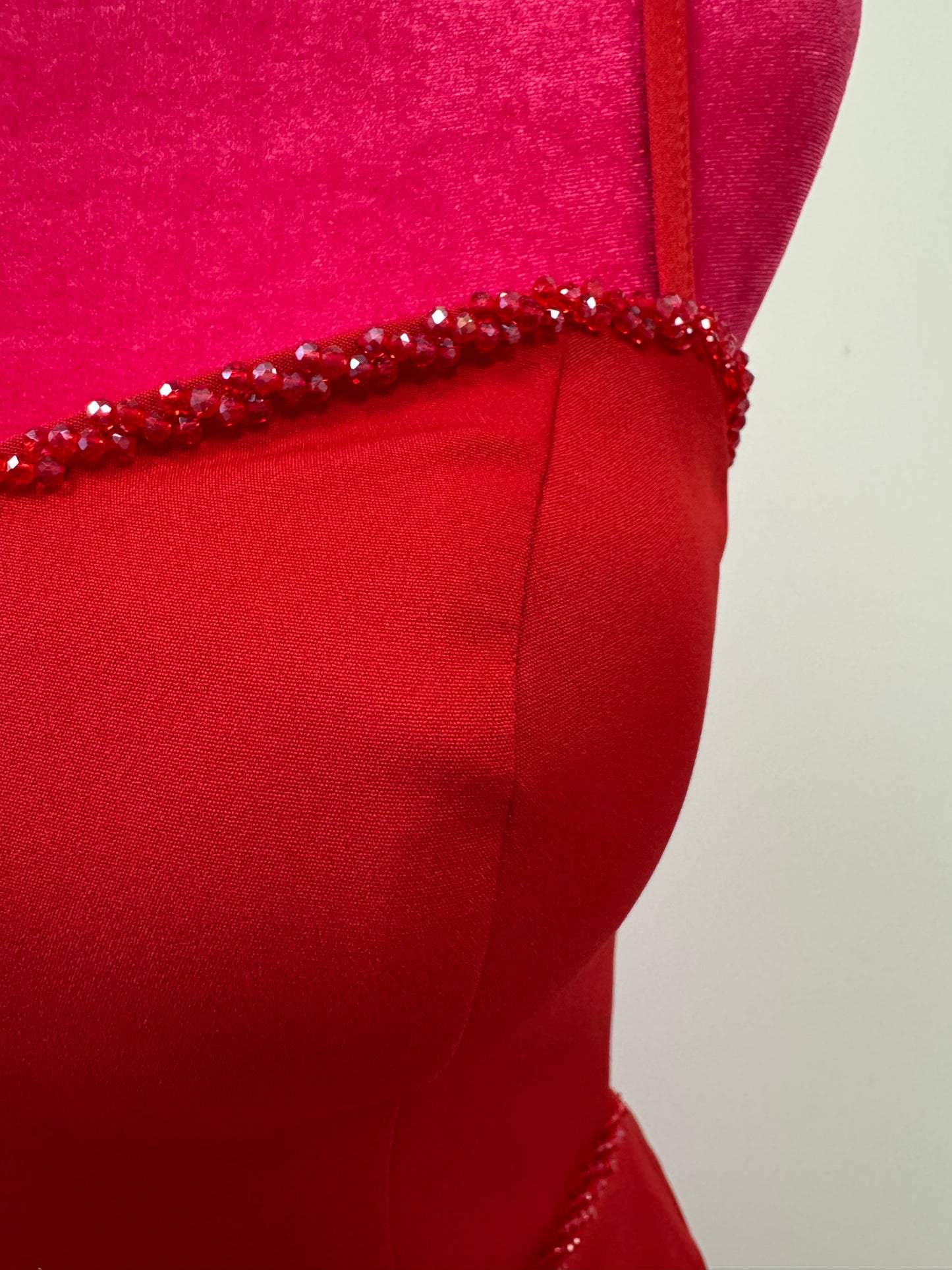 Elegantes Plissee-Abendkleid mit Korsagen-Oberteil