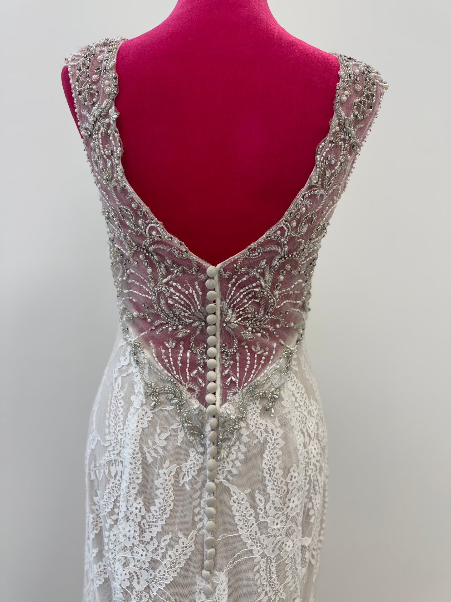 Exklusives Designer-Brautkleid im romantischen Vintage-Look – nur einmal verfügbar