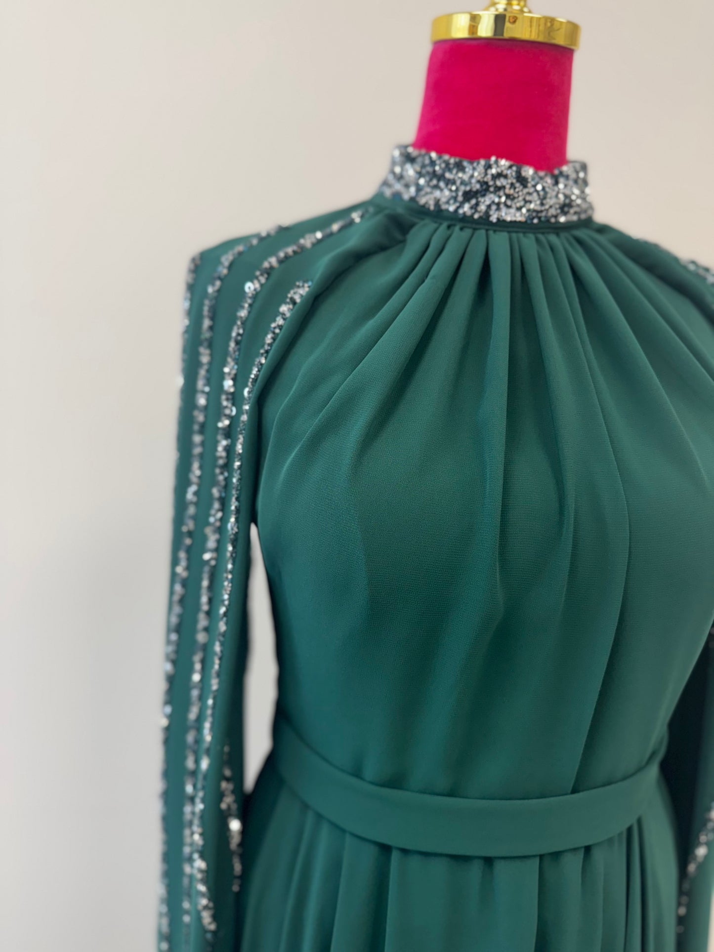 Elegantes Hijabi-Abendkleid mit funkelndem Kragen & Cape-Ärmeln