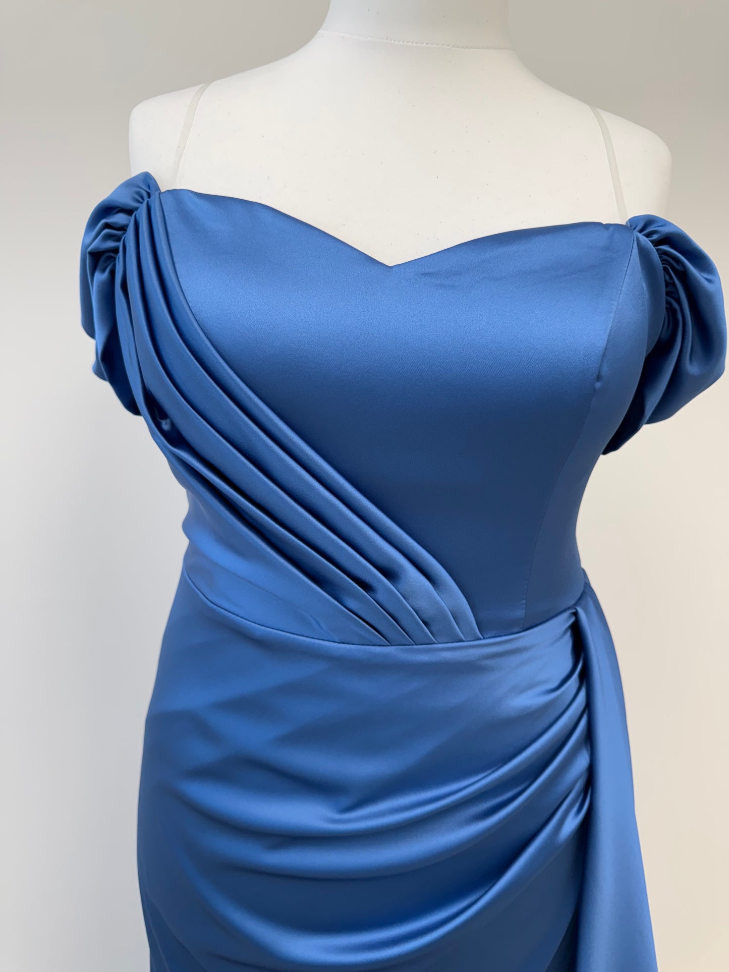 Elegantes Satinkleid mit Drapierung