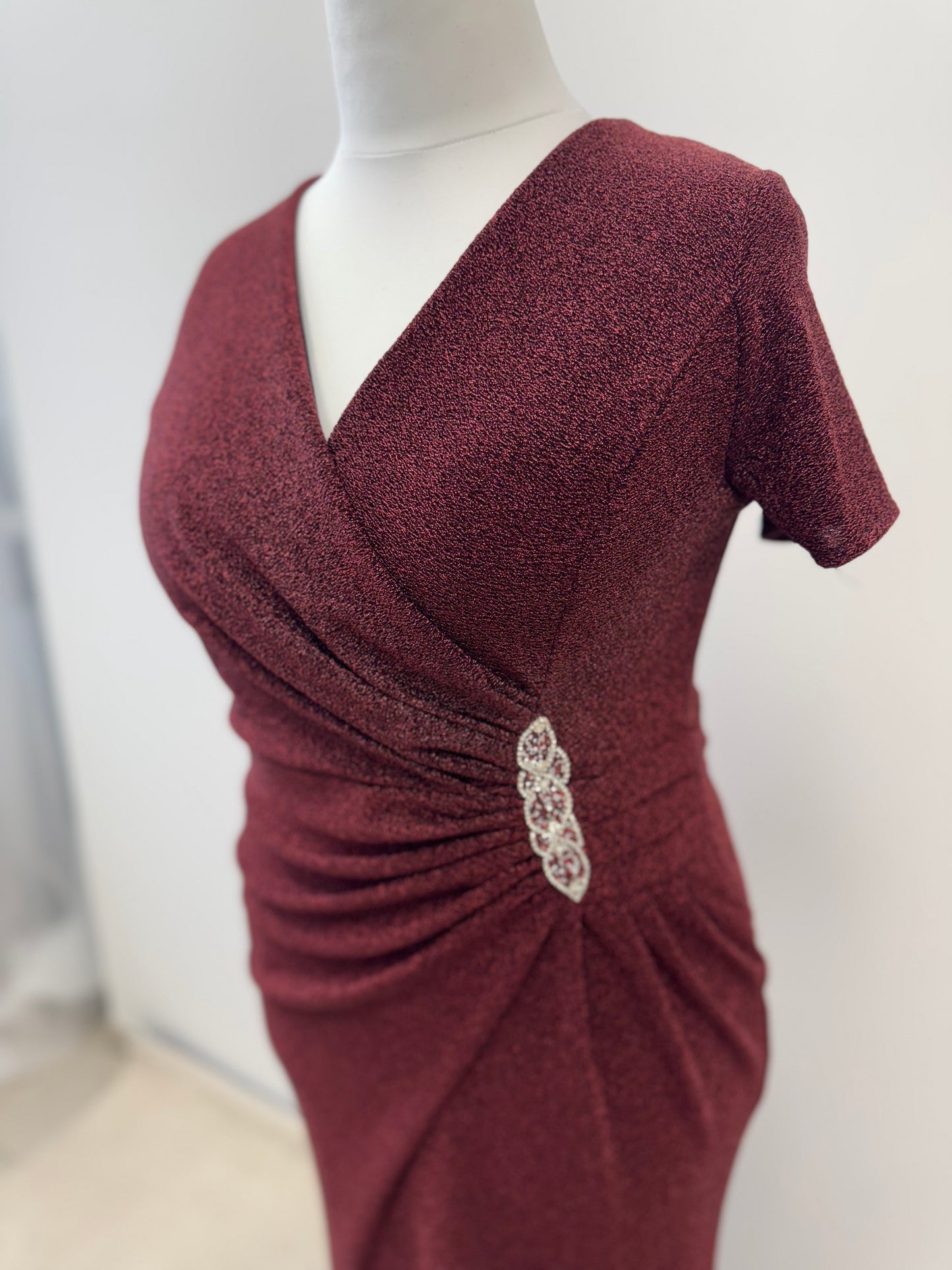 Elegantes Abendkleid mit Wickeloptik und Strassdetail