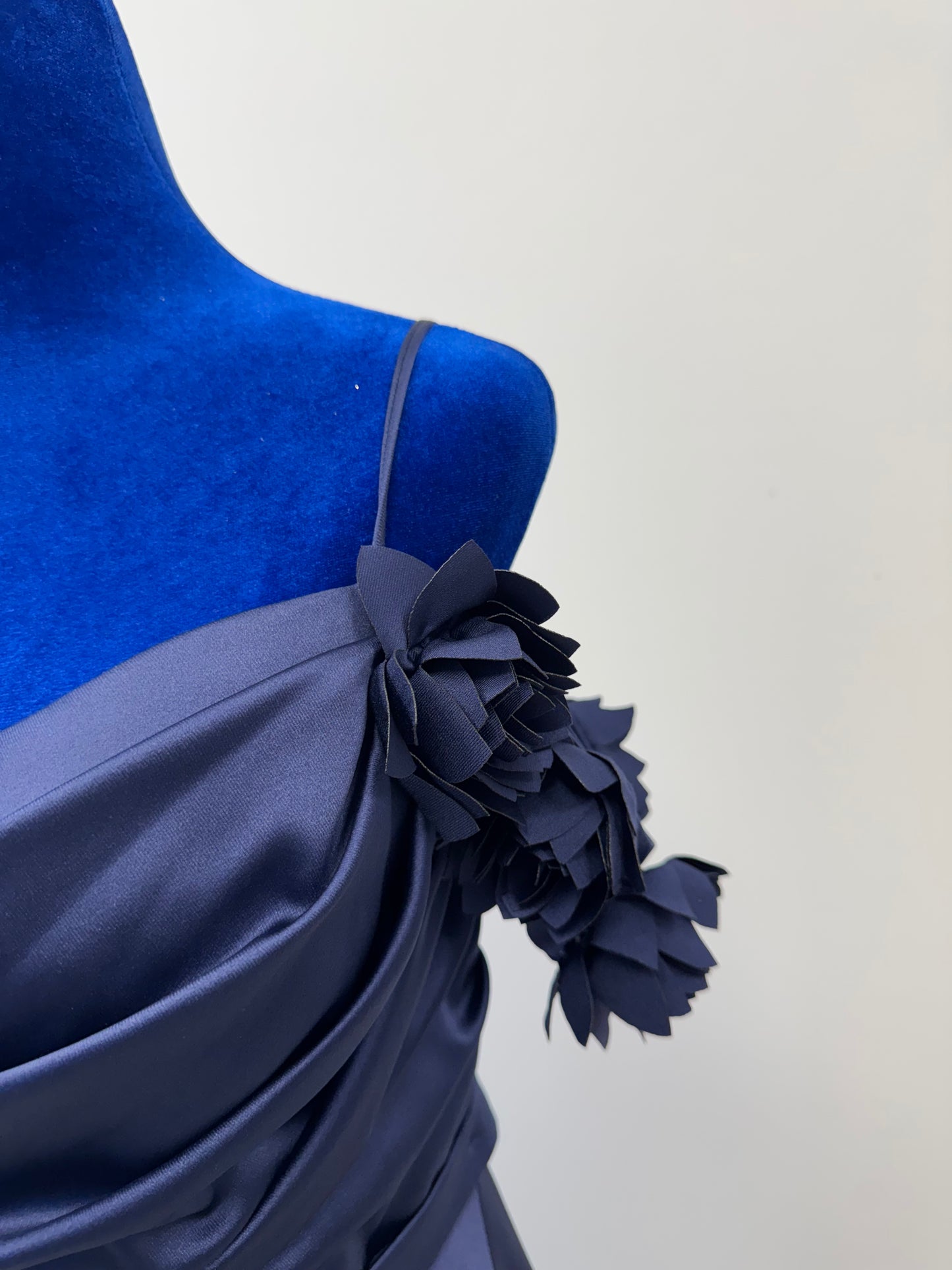 Elegantes Abendkleid mit floralen Off-Shoulder-Details