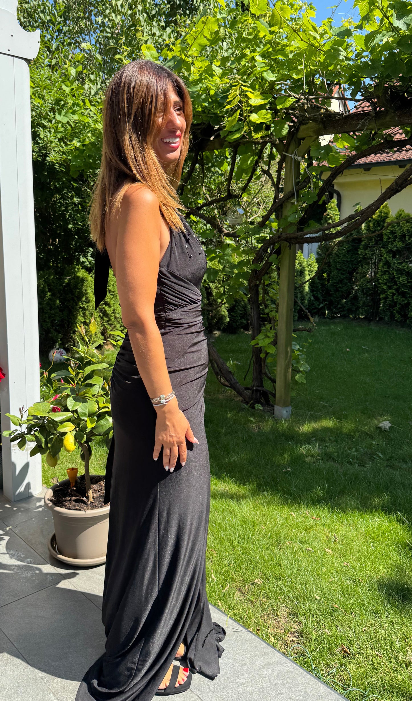 Elegantes Neckholder-Abendkleid mit Drapierung und Schlitz