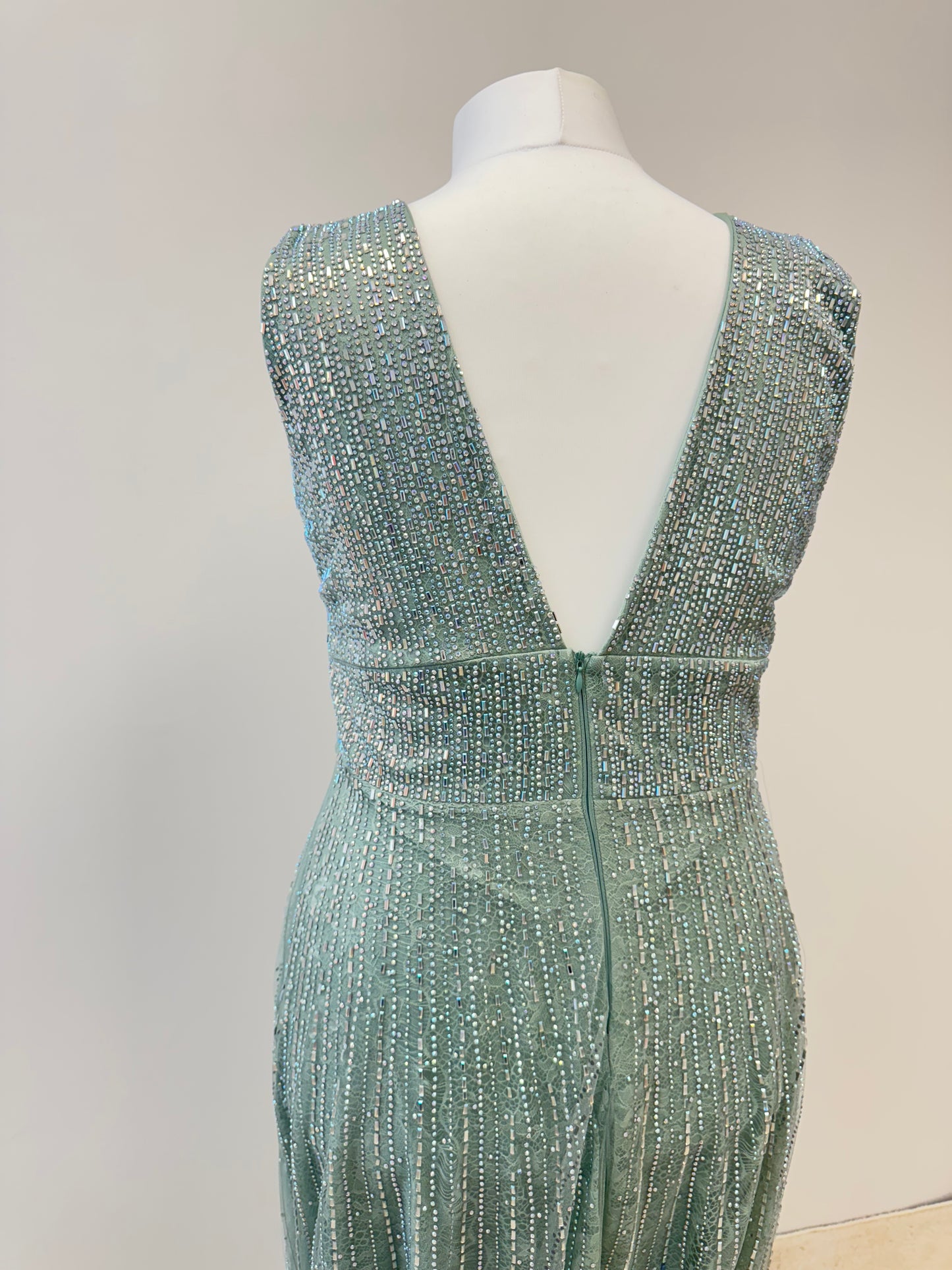 Glamouröses Maxikleid mit tiefem V-Ausschnitt und Glitzerakzenten