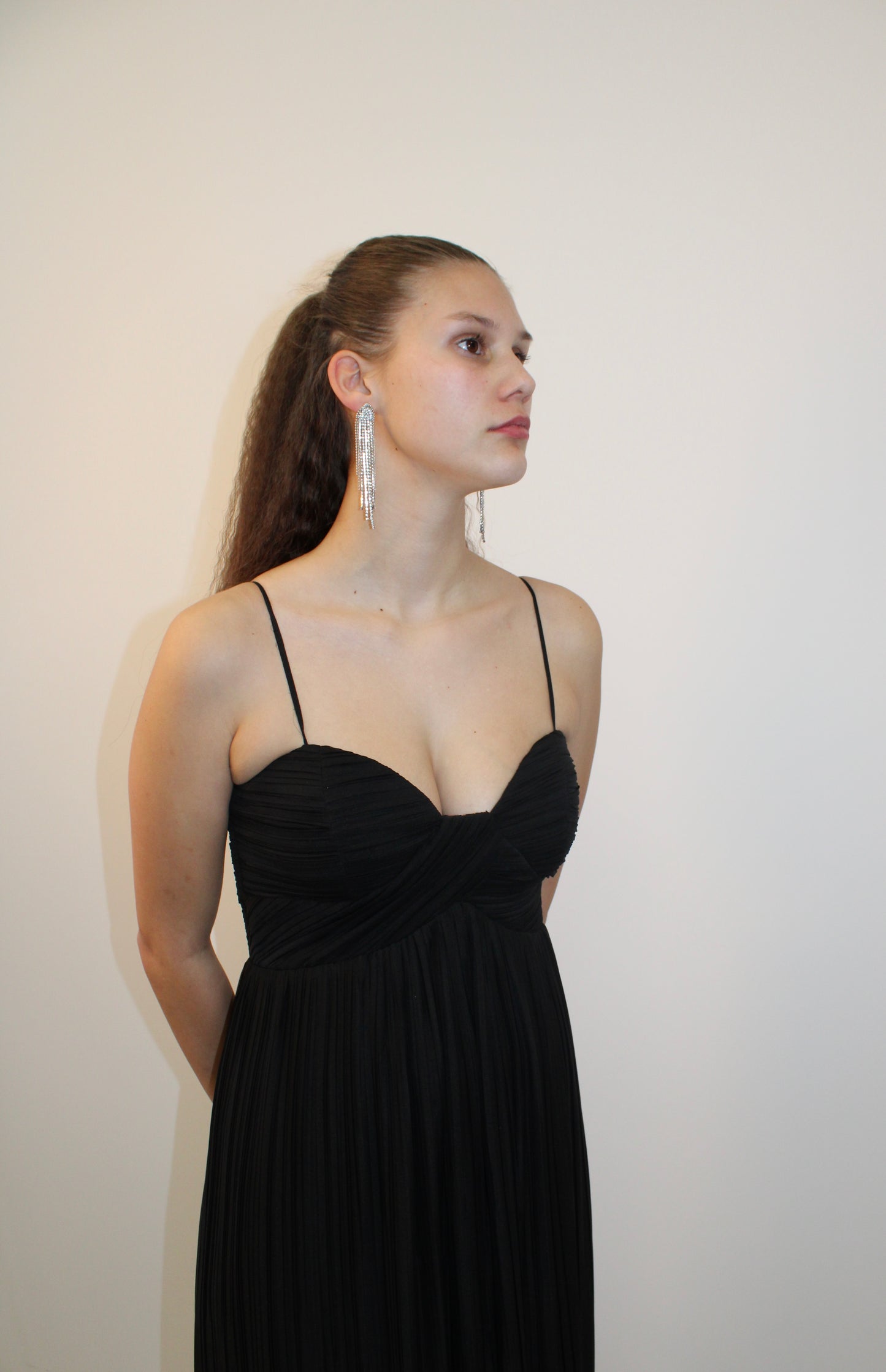 Plissiertes Maxikleid mit fließender Silhouette RO-8001 RO-8002 RO-8003