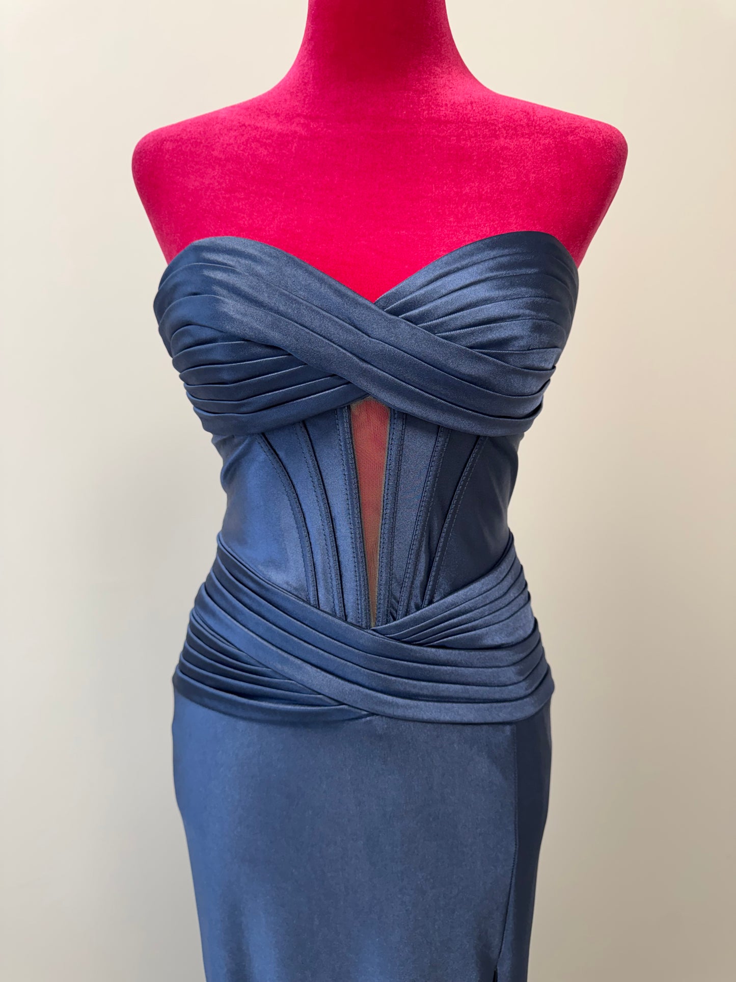 Elegantes trägerloses Abendkleid mit strukturierter Corsage INV-80002 INV-80001