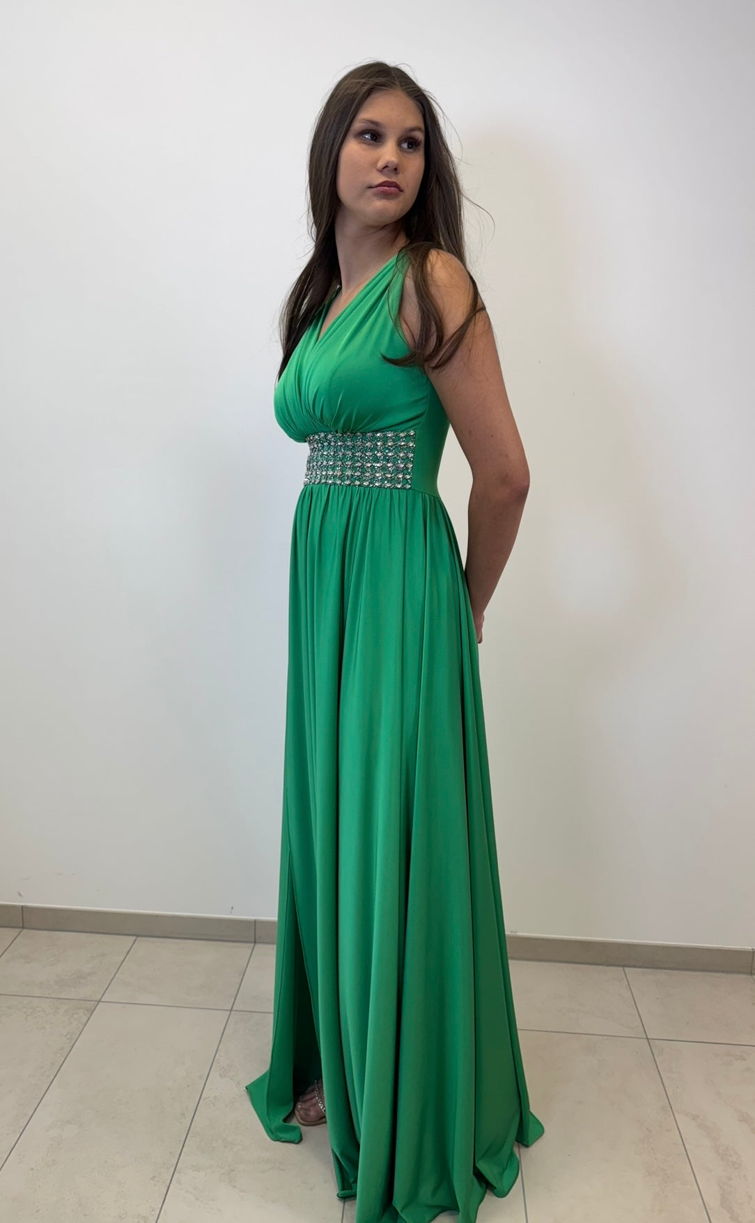 Elegantes Abendkleid mit funkelnd verzierter Taillenpartie