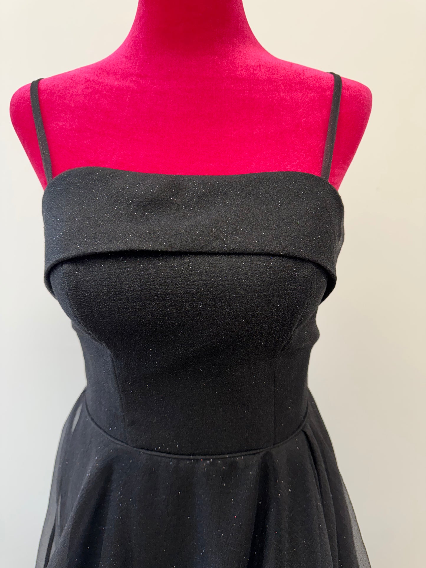 Schimmerndes A-Linien-Abendkleid mit zarten Trägern