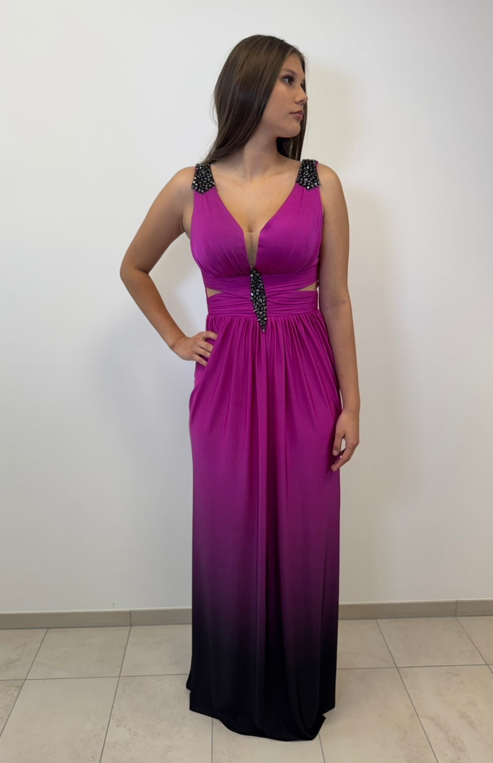 Elegantes Abendkleid mit Steinverzierung und Farbverlauf
