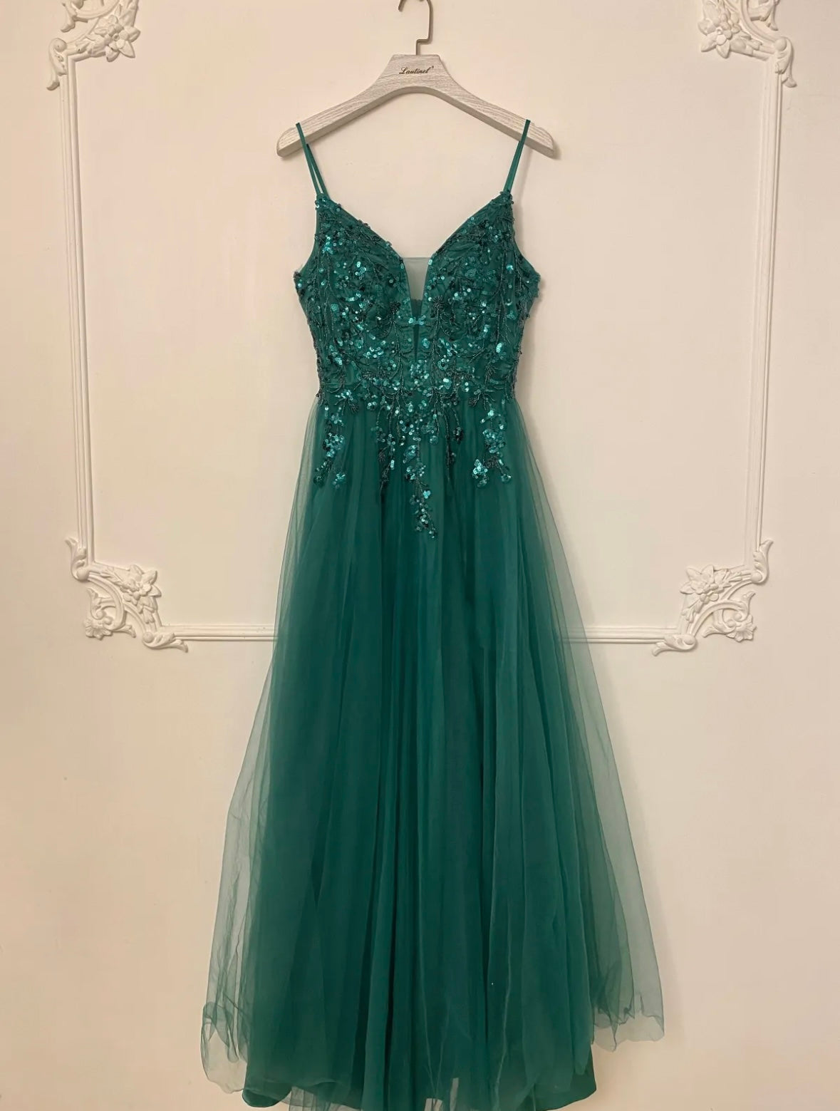 Elegantes Abendkleid mit Tüllrock und funkelnden Verzierungen LAU-50009