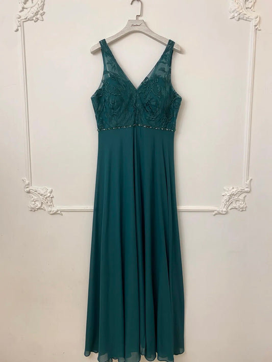 Fließendes Abendkleid mit edler Spitze LAU-50018
