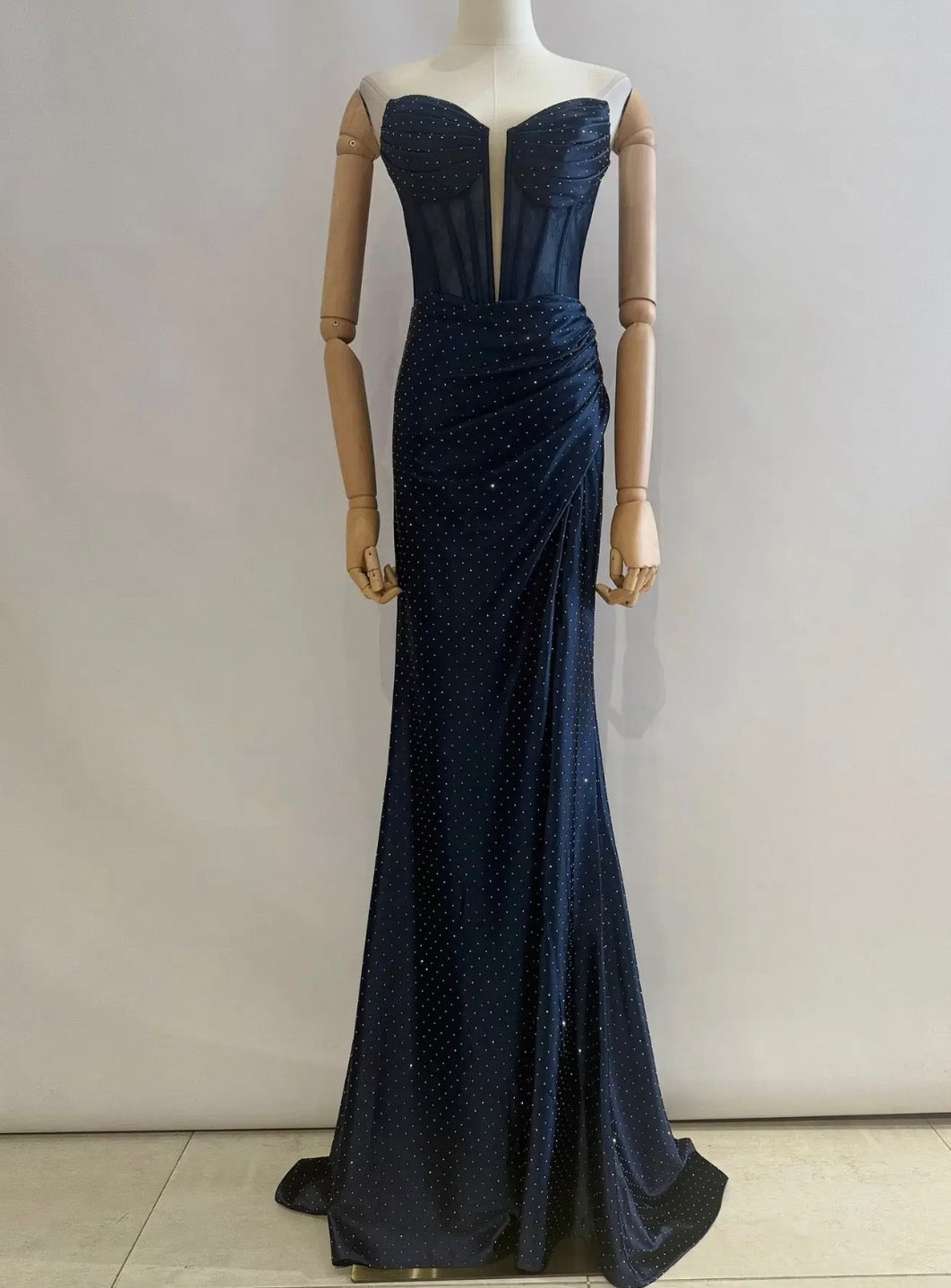 Elegantes Corsagen-Abendkleid mit funkelnden Strassdetails INV-80010