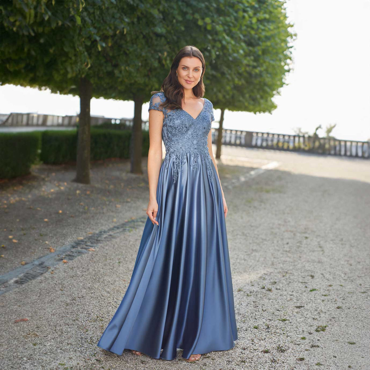Elegantes Abendkleid mit Spitzenoberteil und fließendem Rock LUX-90004 LUX-90005 LUX-90006