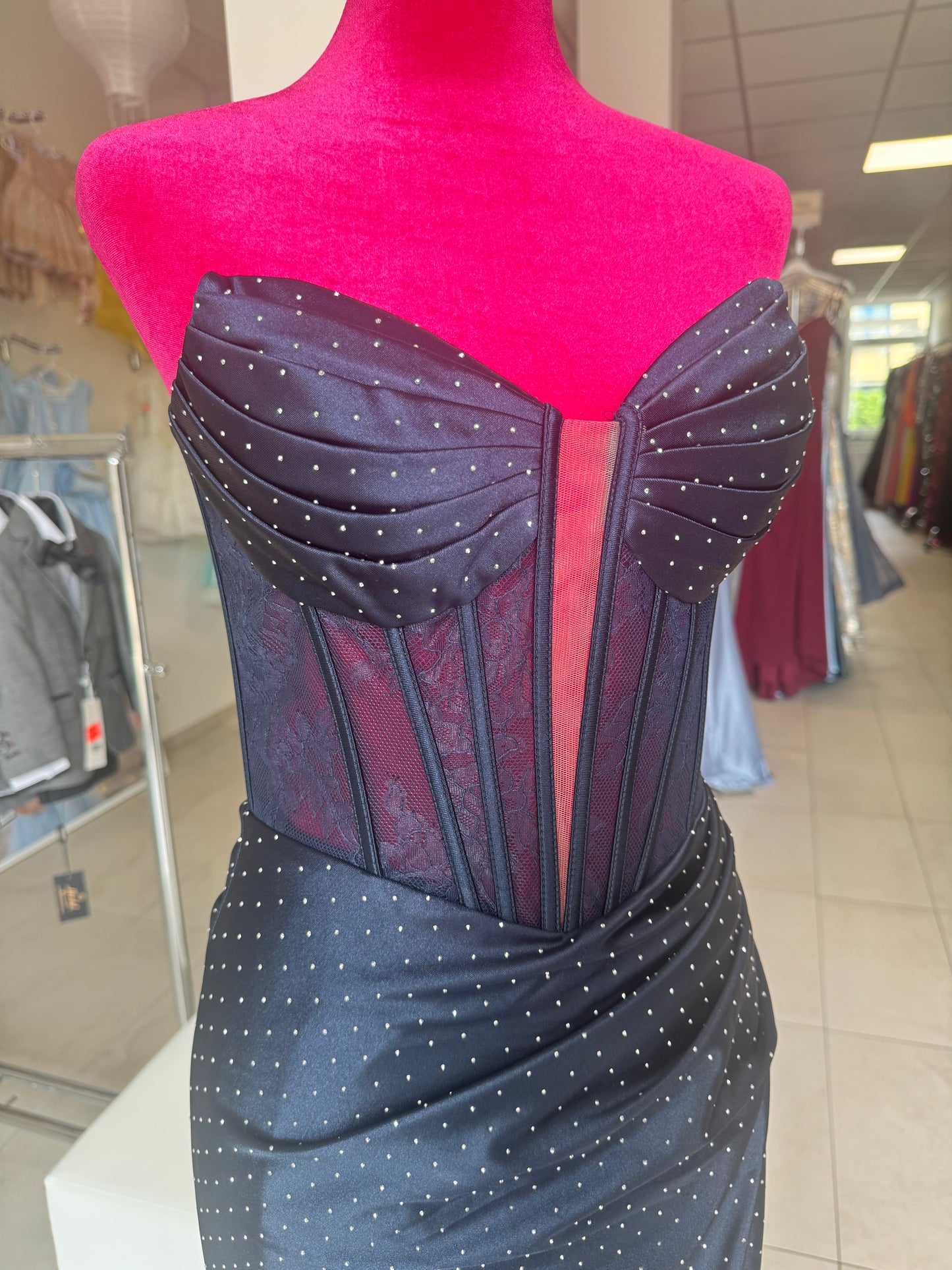 Elegantes Corsagen-Abendkleid mit funkelnden Strassdetails INV-80010