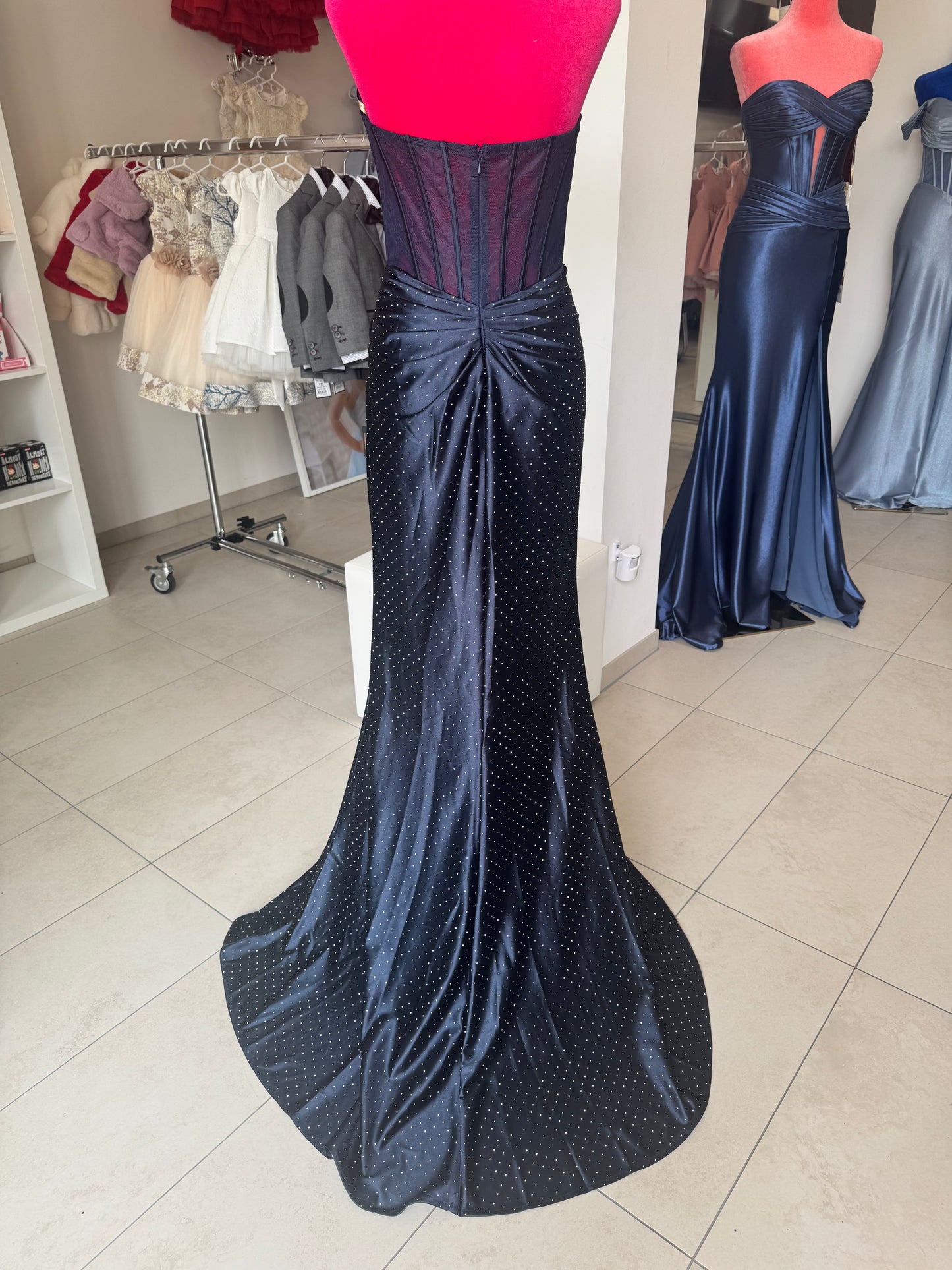 Elegantes Corsagen-Abendkleid mit funkelnden Strassdetails INV-80010