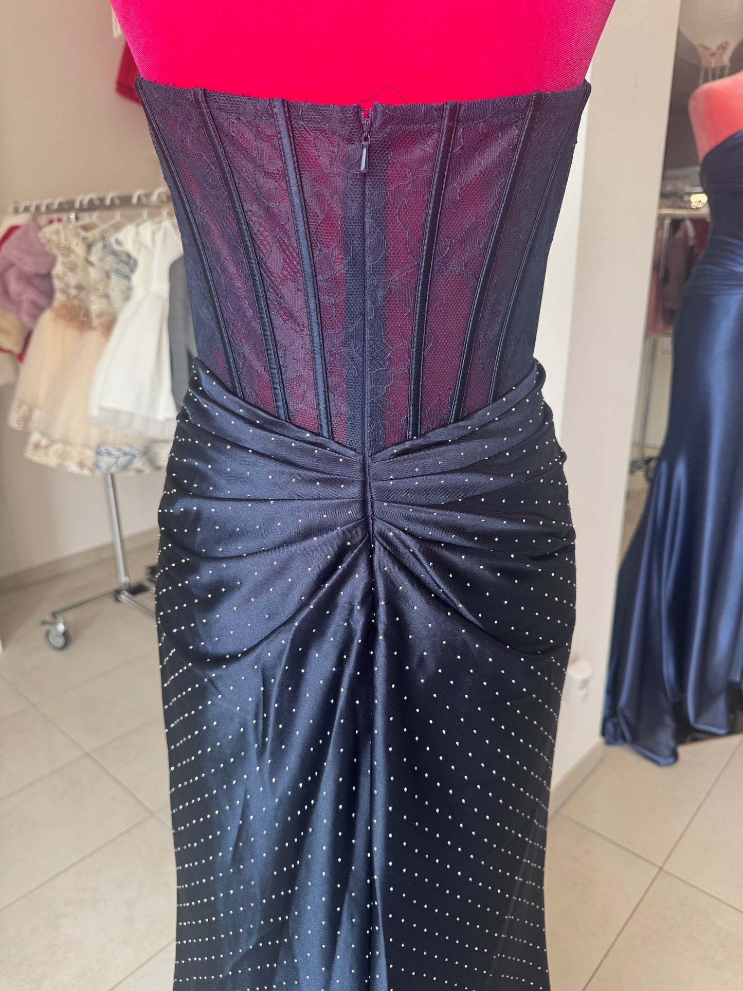 Elegantes Corsagen-Abendkleid mit funkelnden Strassdetails INV-80010